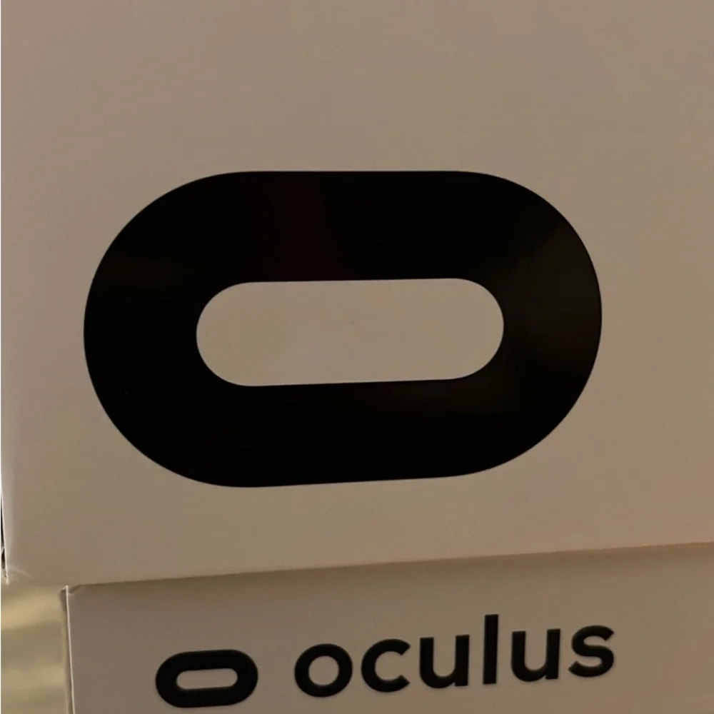 Oculus White Standalone VR Headset with Controllers